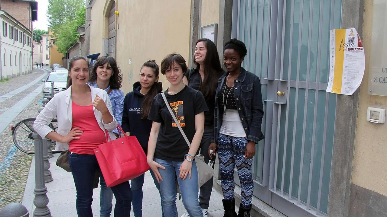 Il Santa Caterina attende i finanziamenti alla pari del Ghislieri Borromeo e Nuovo dove gli studenti devono avere la media di 27/30 Il Santa Caterina attende i finanziamenti alla pari del Ghislieri Borromeo e Nuovo dove gli studenti devono avere la media di 27/30