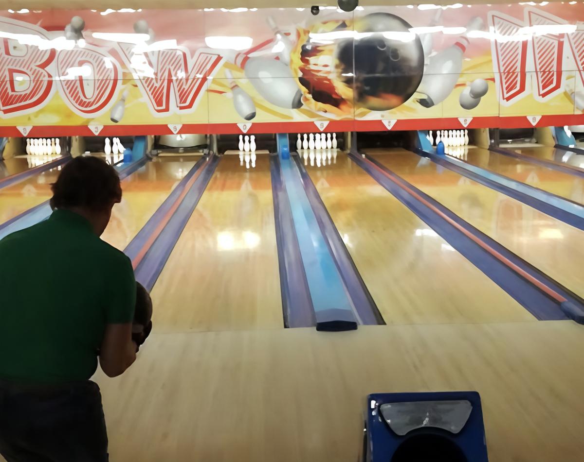 Irruzione in piena notte nel bowling. I ladri arraffano il fondo cassa