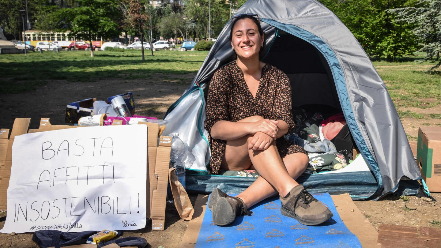 Il 2 maggio 2023 spuntò una tenda davanti al Politecnico di Milano. Era quella di Ilaria Lamera, studentessa fuorisede che voleva accendere i riflettori sul problema. Cos'è cambiato da allora? Ne parliamo con lei