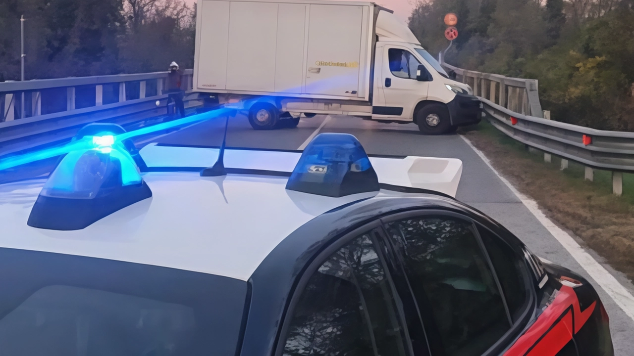 Nella zona industriale di Manerbio, tre furgoni e due auto rubate hanno bloccato una strada, generando caos. Possibile tentativo di assalto sventato dai carabinieri. Ricorda episodio simile del 2023 a Poncarale. Nella zona industriale di Manerbio, tre furgoni e due auto rubate hanno bloccato una strada, generando caos. Possibile tentativo di assalto sventato dai carabinieri. Ricorda episodio simile del 2023 a Poncarale.