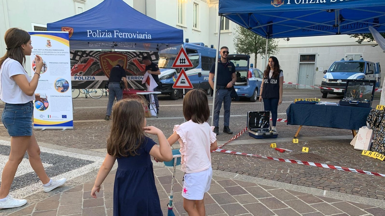 Dallo stand della Scientifica al cane molecolare Luna fino alle auto storiche