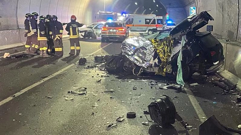 Il pick-up ha sbandato e ha invaso la corsia opposta colpendo la prima auto. Ormai fuori controllo ha impattato con l’altra provocando la tragedia.