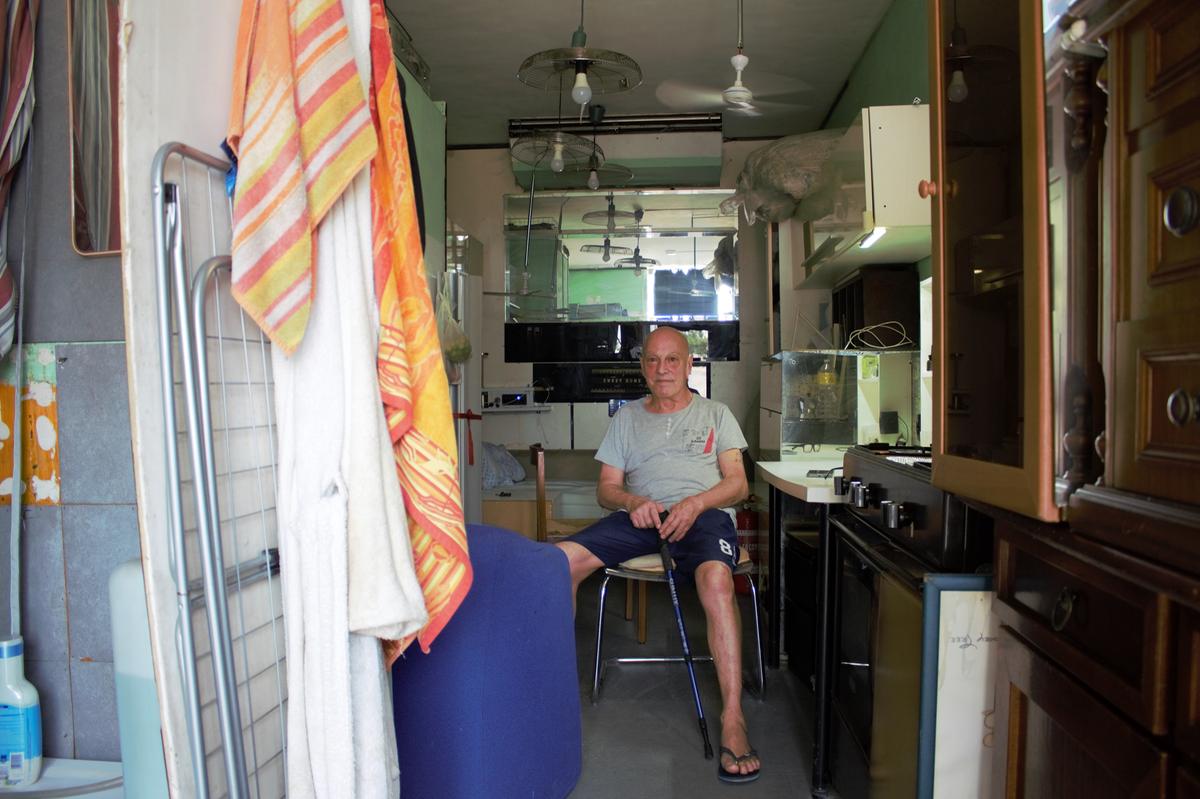 Samuele, invalido e pensionato: dopo la separazione trasforma un tir in monolocale