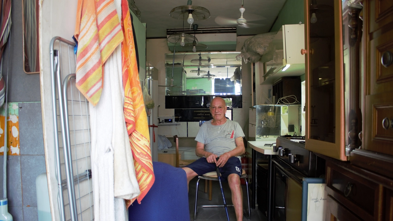 Samuele, invalido e pensionato: dopo la separazione trasforma un tir in monolocale