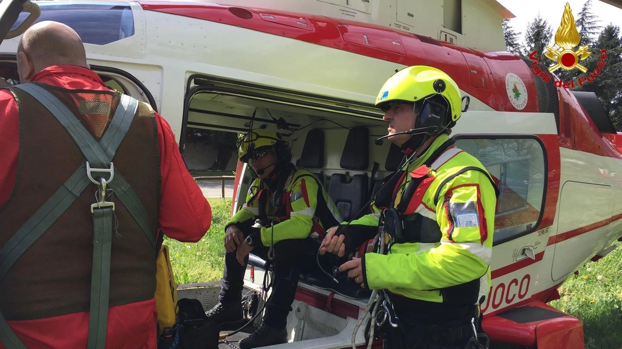 Le ricerche si avvalgono anche del supporto aereo garantito dall’elicottero “Drago” Le ricerche si avvalgono anche del supporto aereo garantito dall’elicottero “Drago”