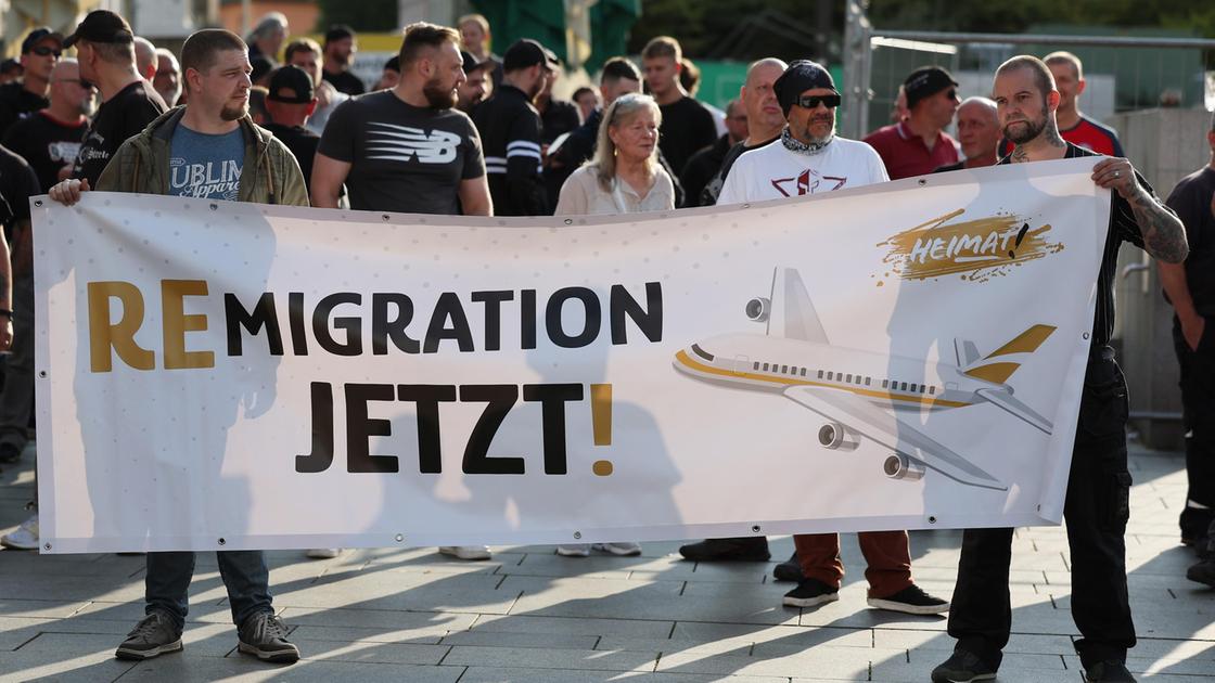 Il Remigration Summit dell’ultradestra a Somma prima annunciato e poi annullato. Il sindaco Bellaria: “Sono a favore delle deportazioni di massa, qui non li vogliamo” Il Remigration Summit dell’ultradestra a Somma prima annunciato e poi annullato. Il sindaco Bellaria: “Sono a favore delle deportazioni di massa, qui non li vogliamo”