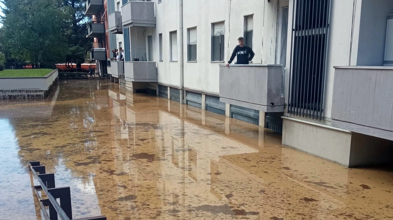 A causa delle acque del Tremana i residenti del condominio di via del Guerino sono rimasti bloccati in casa per tredici ore