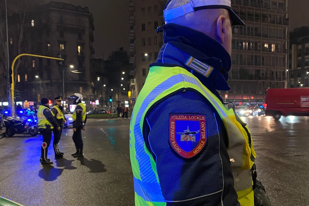 Una pattuglia della Polizia locale in piazzale Loreto venerdì sera