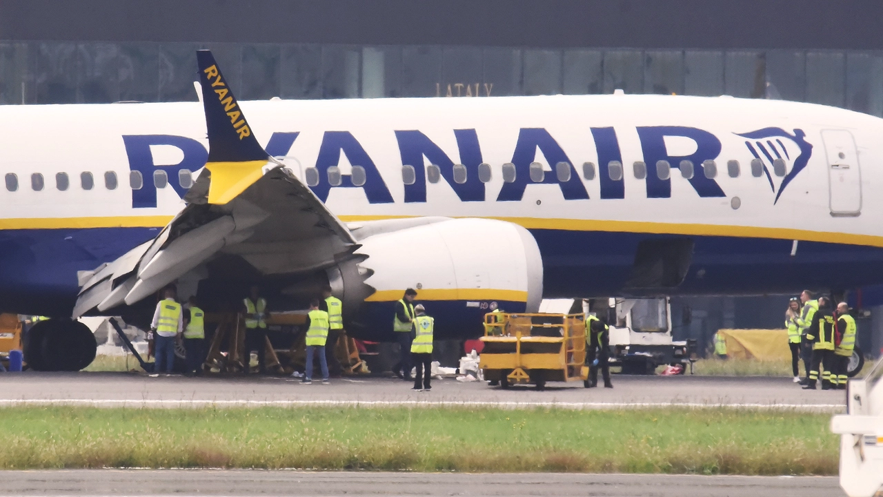 L'aereo fermo in pista a Orio al Serio dopo la rottura degli pneumatici L'aereo fermo in pista a Orio al Serio dopo la rottura degli pneumatici