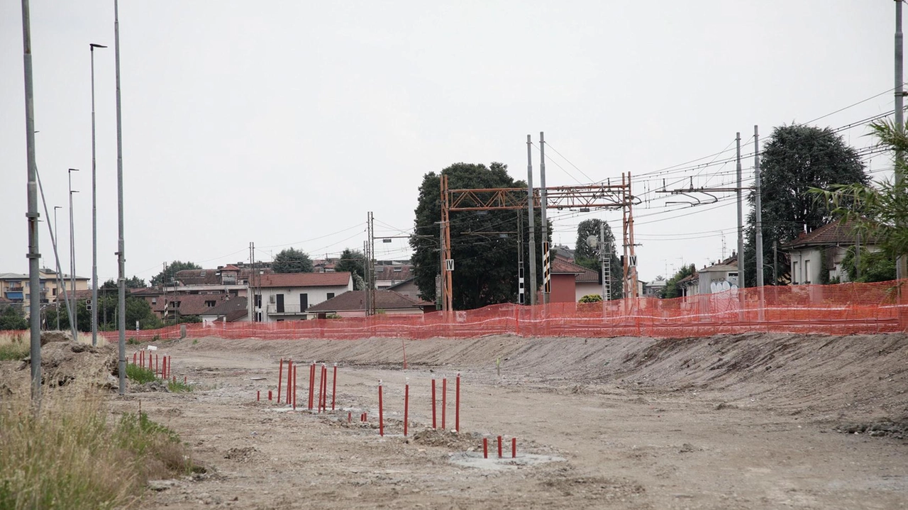 Viaggio nei cantieri ferroviari in corso a Vanzago, Pregnana e Pogliano. La rabbia di alcuni residenti: "Ci opponiamo, avremo un muro davanti a casa". Viaggio nei cantieri ferroviari in corso a Vanzago, Pregnana e Pogliano. La rabbia di alcuni residenti: "Ci opponiamo, avremo un muro davanti a casa".
