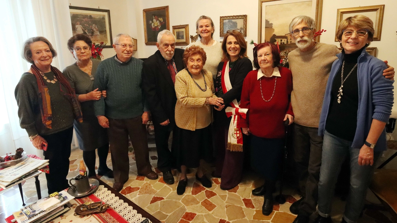 In alto, la signora Carla Andresi con tutti gli amici per la festa Accanto, il tram che prende per andare in centro e, sopra, mentre soffia sulle candeline della torta per i 100 anni In alto, la signora Carla Andresi con tutti gli amici per la festa Accanto, il tram che prende per andare in centro e, sopra, mentre soffia sulle candeline della torta per i 100 anni