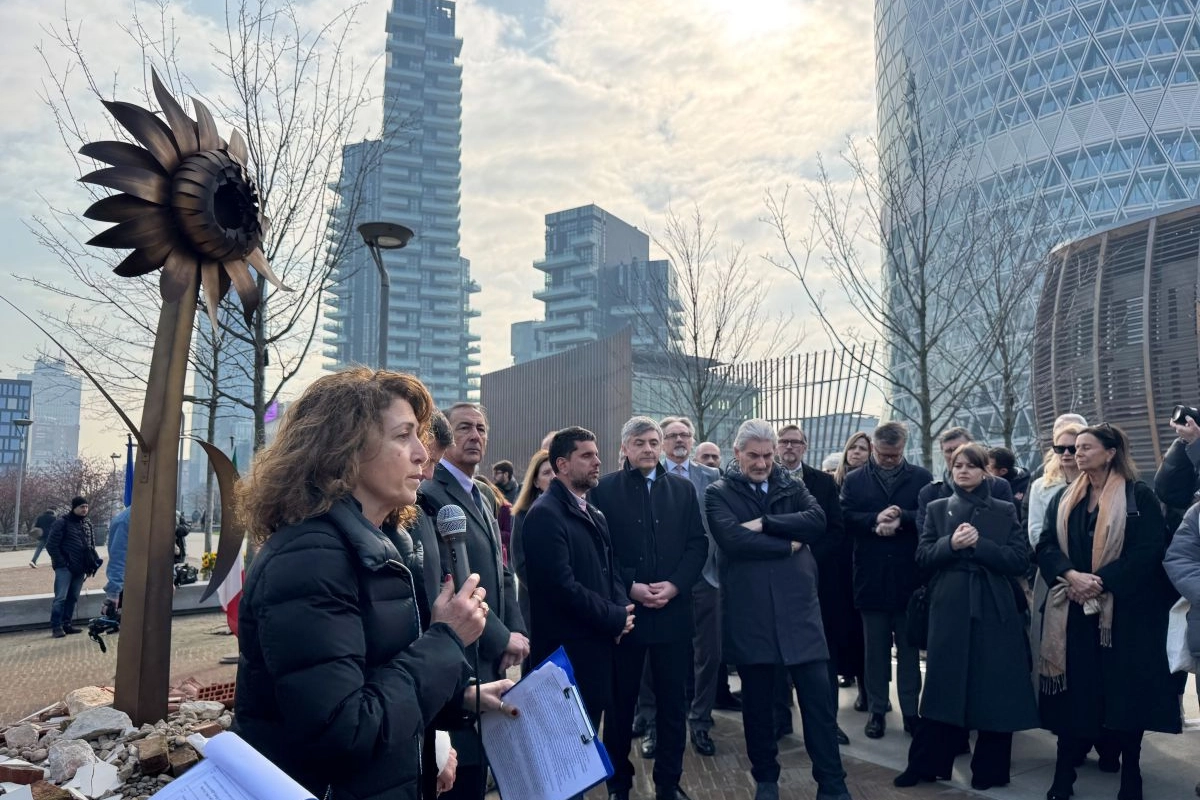 L'opera sullo sfondo dei grattacieli di Porta Nuova e del Bosco Verticale