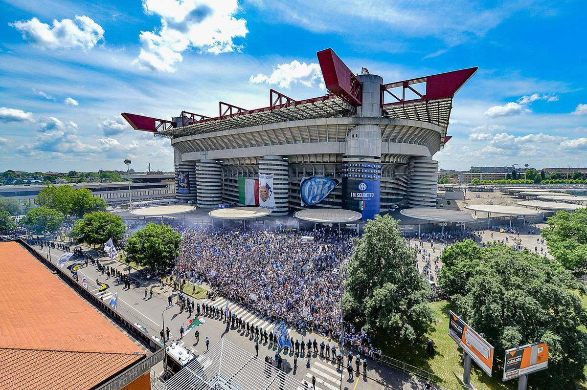 San Siro, il Comune si fa lo sconto e presenta il piano a Inter e Milan. Che prendono tempo