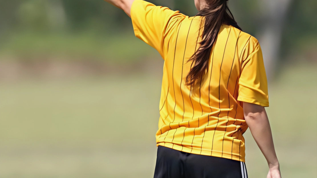 Episodio sessista al campo sportivo di Bagnolo Cremasco durante una partita di calcio Under 15. Genitore insulta arbitro 16enne, scatenando condanne e provvedimenti da parte delle istituzioni e della società locale.