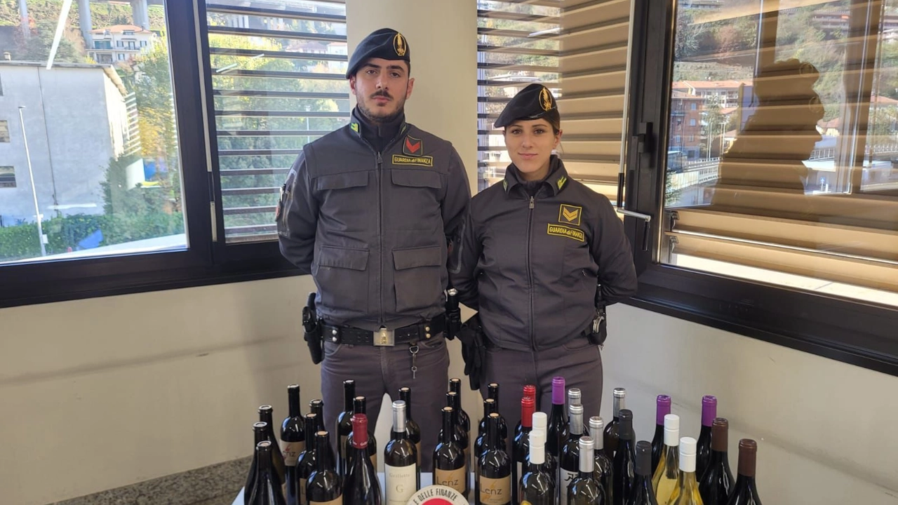 Le bottiglie sequestrate dalla Guardia di Finanza Le bottiglie sequestrate dalla Guardia di Finanza