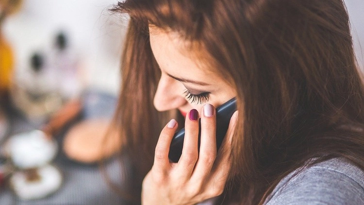 Quali sono gli effetti sui neonati dell'uso (eccessivo) dello smartphomne della mamma