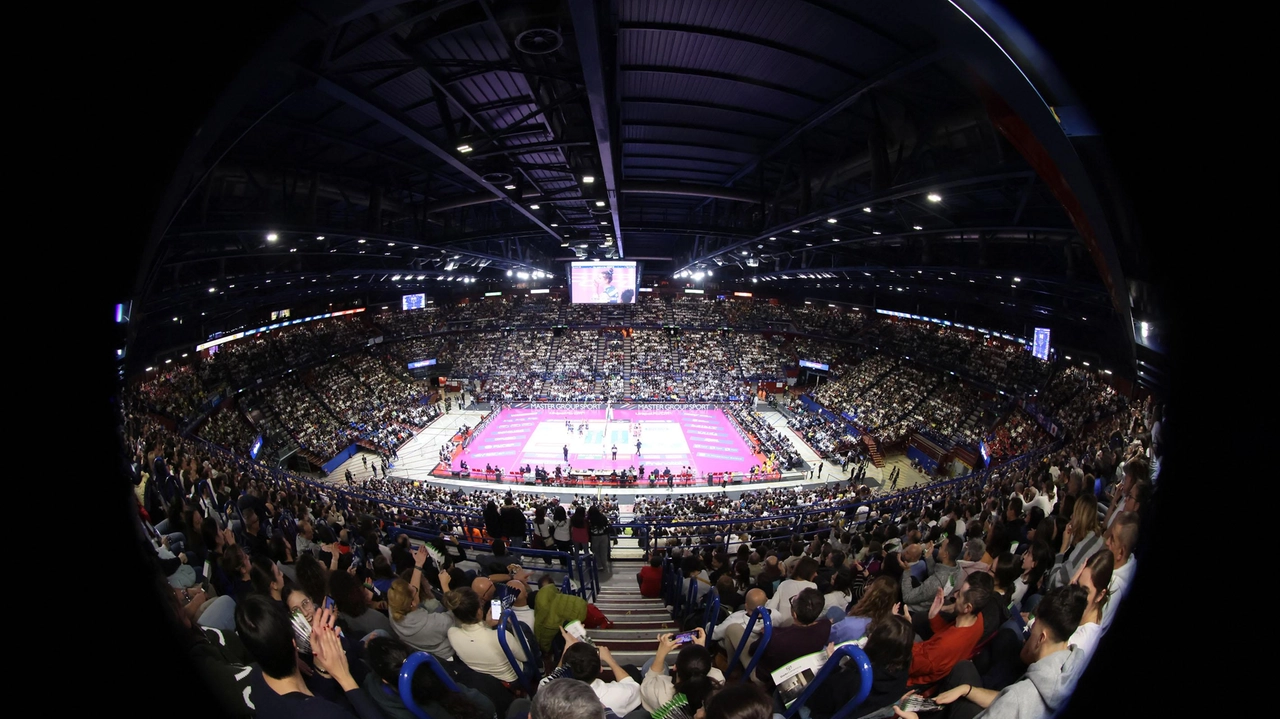 L''emozione di una partita di volley con il tifo del pubblico dagli spalti