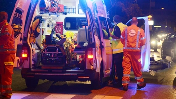 Accoltellamenti nella notte: due persone colpite al collo e al torace