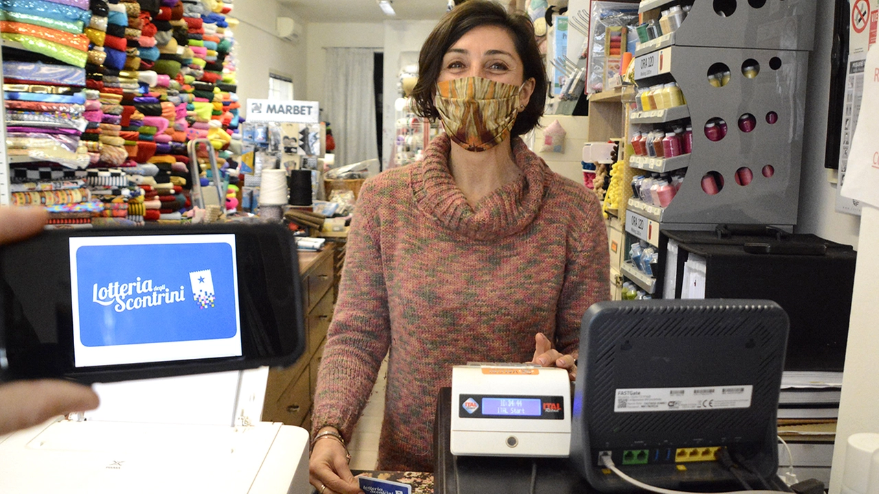Negozianti con la mascherina: la lotteria degli scontrini parte in pieno periodo Covid