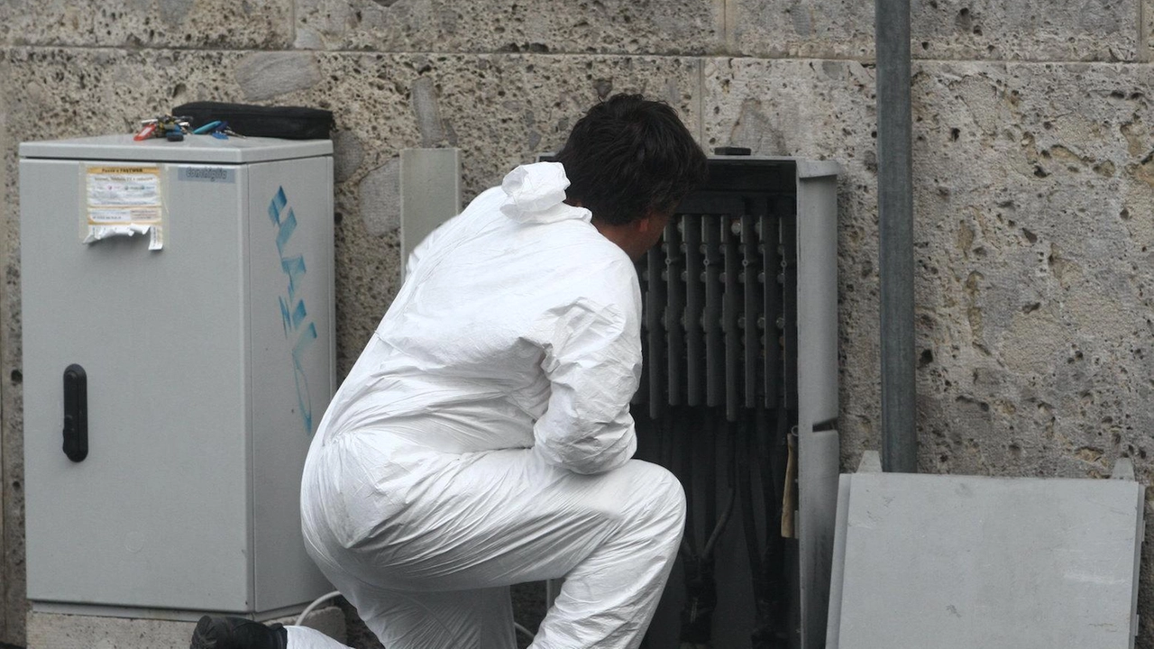 Intere giornate senza fornitura elettrica, solo un generatore a gasolio attivato per l’emergenza. E-Distribuzione promette che risolverà il problema, ma al momento non ci sono tempi precisi. Intere giornate senza fornitura elettrica, solo un generatore a gasolio attivato per l’emergenza. E-Distribuzione promette che risolverà il problema, ma al momento non ci sono tempi precisi.