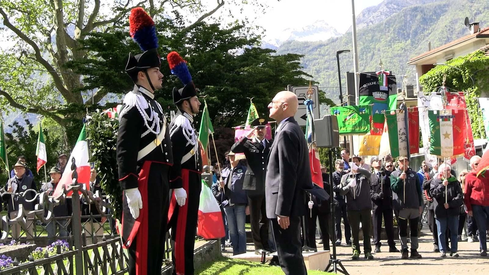Celebrazioni per la festa della Liberazione a Sondrio e Chiavenna il 25 aprile: omaggi ai caduti partigiani e appello all'impegno per preservare i valori della libertà.