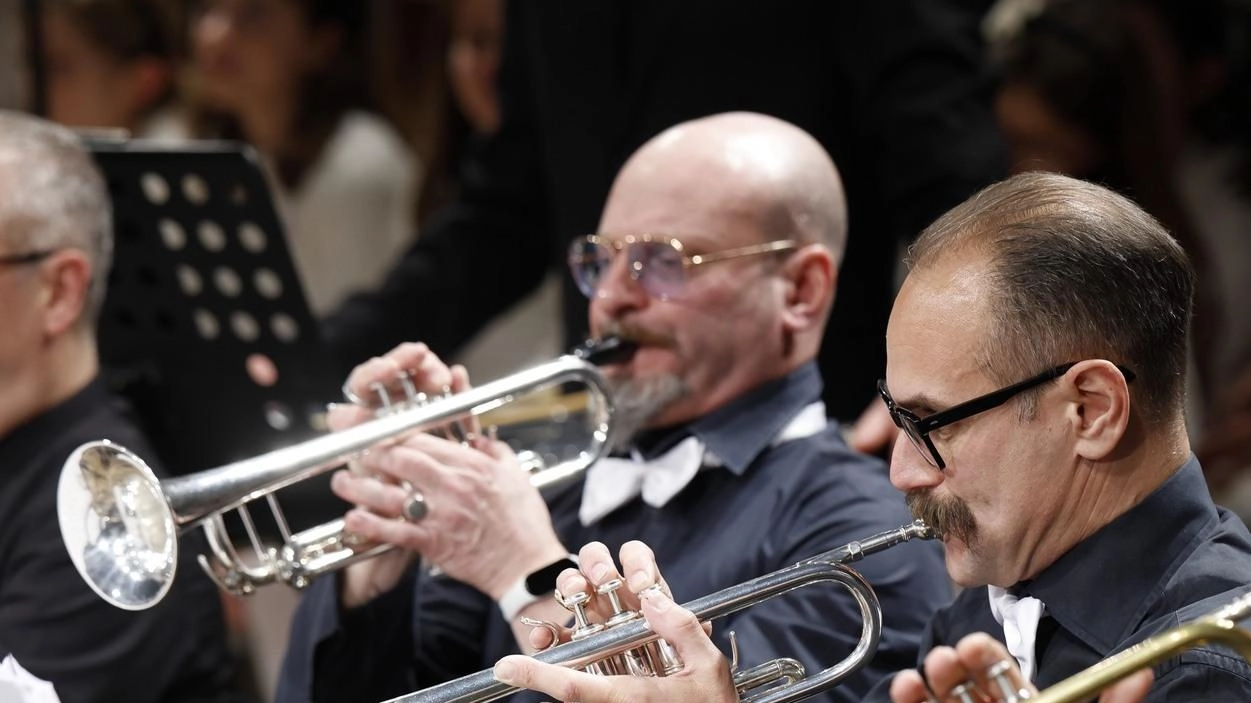 Musiche di Puccini, Britten e Reverberi, ma anche di John Lennon, eseguite da un’orchestra di fiati assieme a un coro...