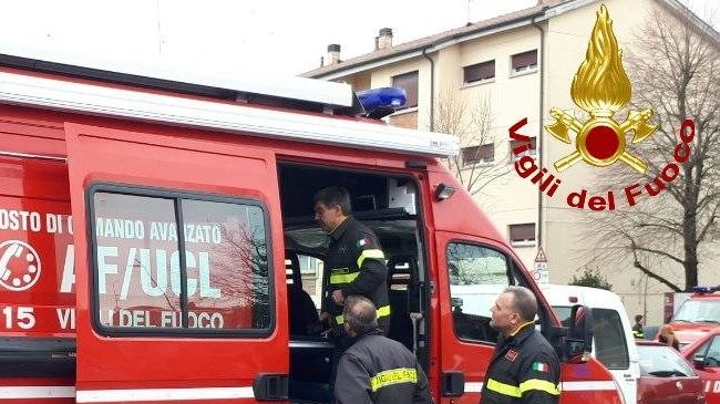 In via Da Vinci sono accorsi anche i vigili del fuoco che hanno consentito l’accesso al personale del 118 In via Da Vinci sono accorsi anche i vigili del fuoco che hanno consentito l’accesso al personale del 118