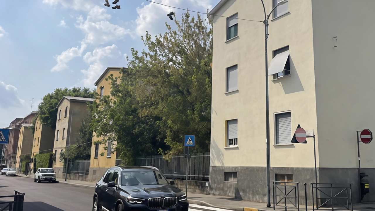 A Monza, quattro condomini comunali di via Vespucci 8 avranno nuovi tetti in alluminio coibentato, per migliorare la qualità abitativa e l'efficienza energetica. L'intervento, del valore di quasi 300 mila euro, prevede la bonifica e la ristrutturazione delle coperture obsolete. A Monza, quattro condomini comunali di via Vespucci 8 avranno nuovi tetti in alluminio coibentato, per migliorare la qualità abitativa e l'efficienza energetica. L'intervento, del valore di quasi 300 mila euro, prevede la bonifica e la ristrutturazione delle coperture obsolete.