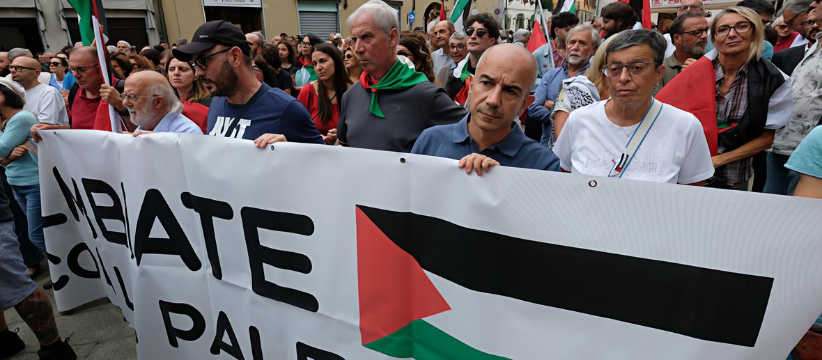 In 400 in piazza per la pace. I promotori: "È solo l’inizio" In 400 in piazza per la pace. I promotori: "È solo l’inizio"