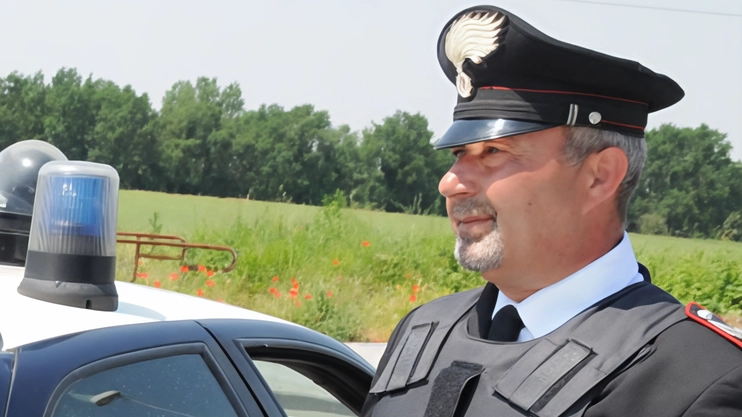 Scappando da un controllo il pusher ha pure fatto un incidente Poi è sparito di corsa attraverso il Club Scappando da un controllo il pusher ha pure fatto un incidente Poi è sparito di corsa attraverso il Club
