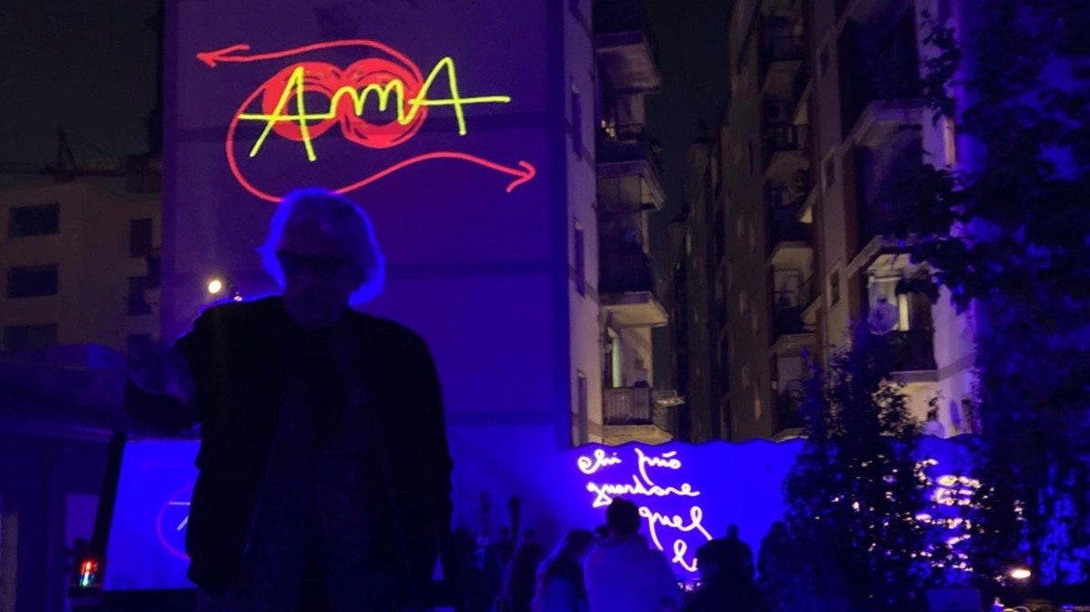 L’installazione luminosa “Ama“ realizzata da Marco Nereo Rotelli nel quartiere Varesina