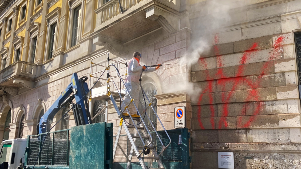 La pulizia dei muri di palazzo Frizzoni La pulizia dei muri di palazzo Frizzoni