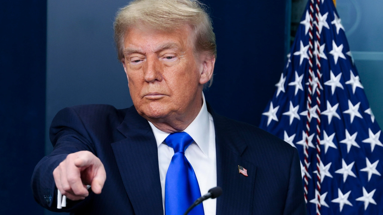 Trump: “Se Teheran torna al nucleare pronti a colpirli”. A Khamenei: “Devi dire la verità, sei stato battuto”. E rivela: “L’ho salvato da una brutta morte”