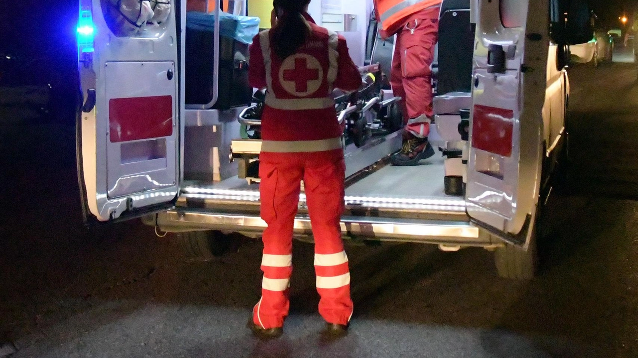 Rissa a Bressana Bottarone: uomo ferito con cocci di bottiglia vicino alla stazione ferroviaria. Trasportato in ospedale, non in pericolo di vita. Carabinieri indagano sui responsabili. Rissa a Bressana Bottarone: uomo ferito con cocci di bottiglia vicino alla stazione ferroviaria. Trasportato in ospedale, non in pericolo di vita. Carabinieri indagano sui responsabili.