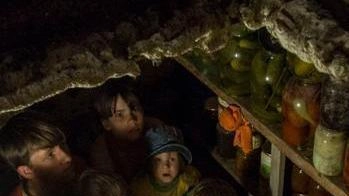 Foto testimonianza di Andy Rocchelli: bambini in un rifugio sotto le bombe
