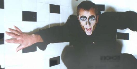 Le maschere di Peter Gabriel. Frammenti d’identità quando il rock era art