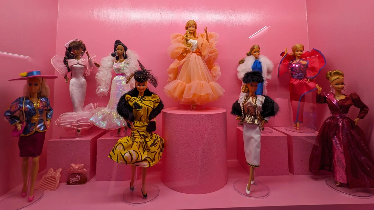 Al centro Barbie fior di pesco alla mostra 'Barbie: A Cultural Icon Exhibition'