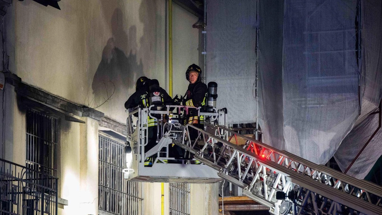 La Procura disporrà accertamenti irripetibili sul punto di innesco, individuato dai cani dei vigili del fuoco, dell’incendio del magazzino... La Procura disporrà accertamenti irripetibili sul punto di innesco, individuato dai cani dei vigili del fuoco, dell’incendio del magazzino...