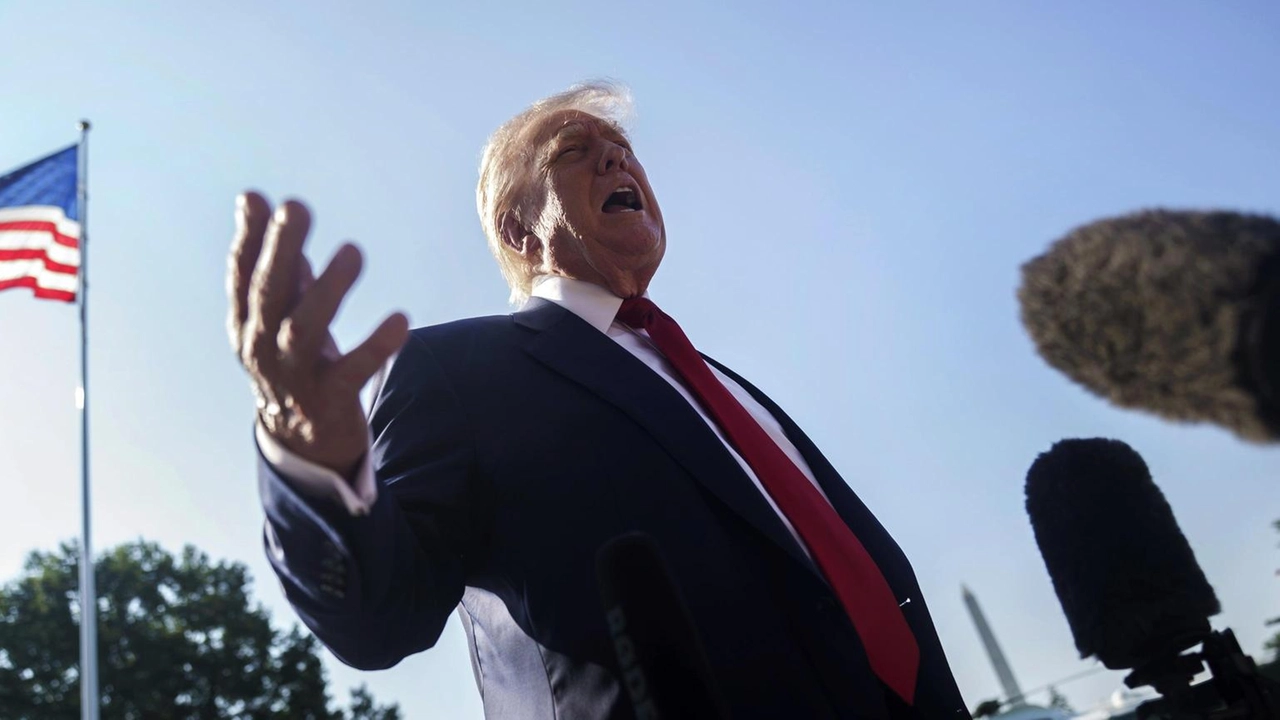 Donald Trump invita l'Unione europea di "smettere di costruire le pale eoliche, state rovinando la bellezza dei vostri Paesi". Il...