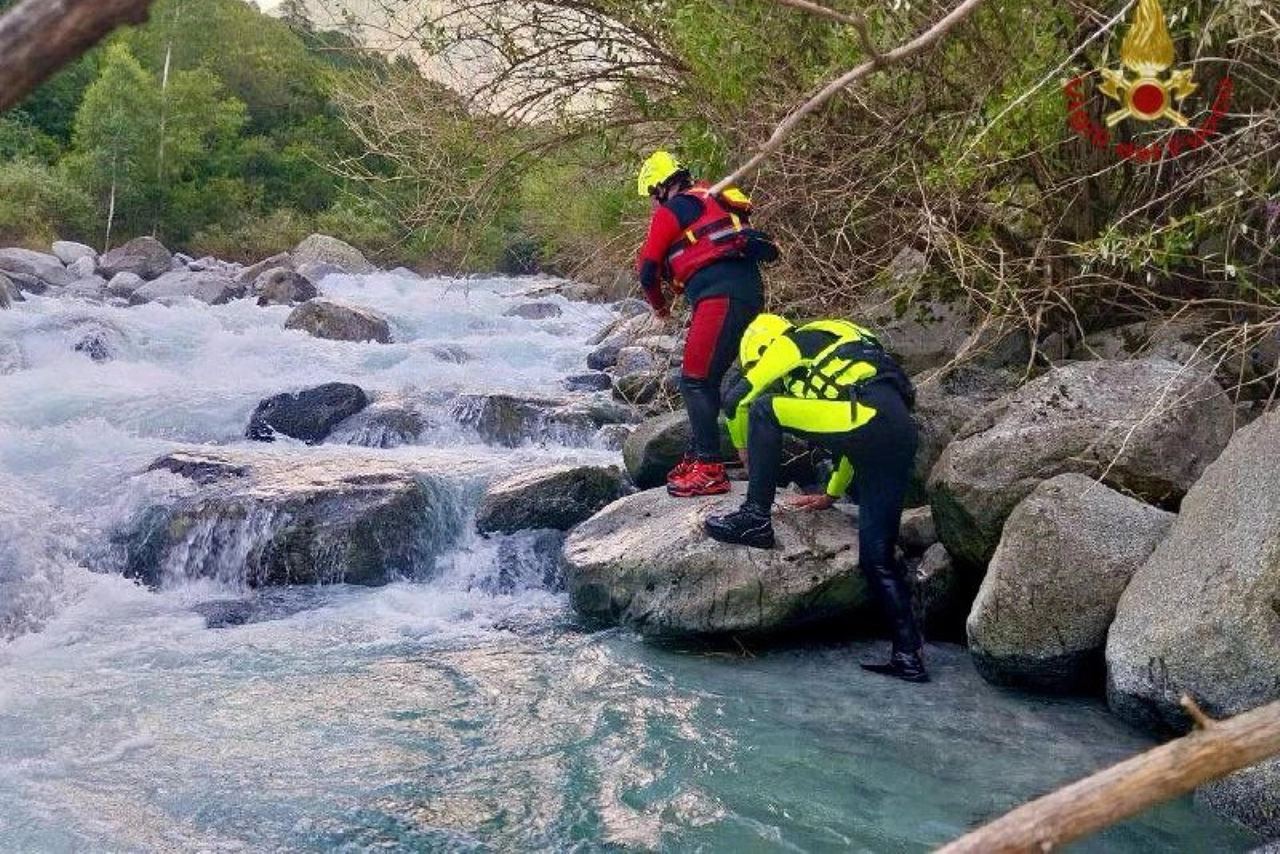 Un intervento dei vigili del fuoco di Sondrio, all'opera per un salvataggio sul torrente Masino