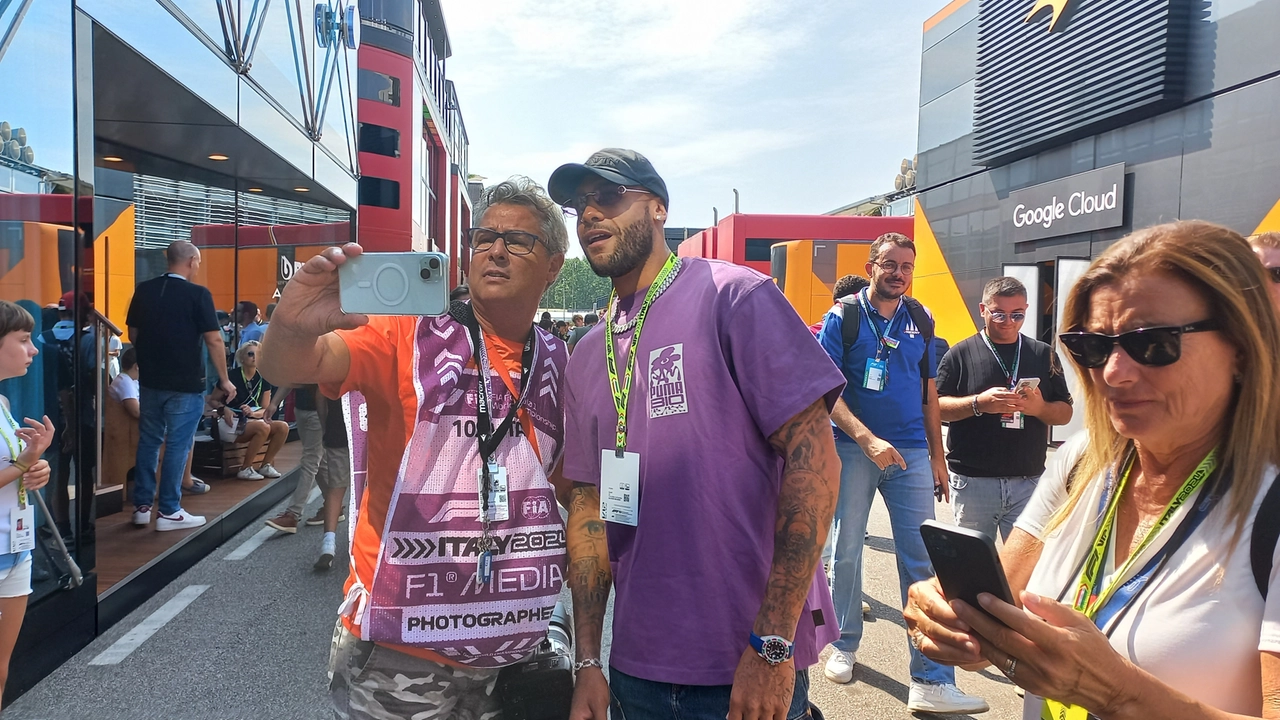 Il velocista Marcel Jacobs si concede un selfie con un tifoso Il velocista Marcel Jacobs si concede un selfie con un tifoso