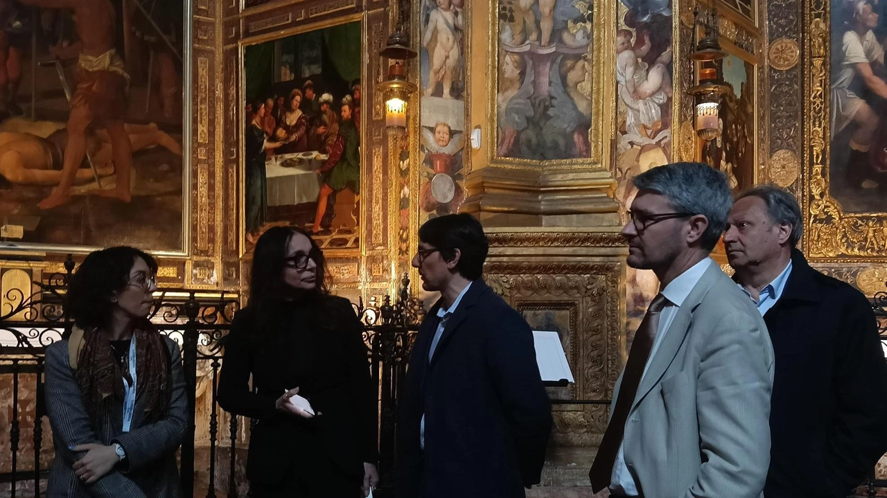 L’assessore regionale Barbara Mazzali, seconda da sinistra, in un momento della visita al Tempio dell’Incoronata; dopo la tappa nel capoluogo l’esponente del Pirellone si è diretta verso le colline e poi ad Orio Litta