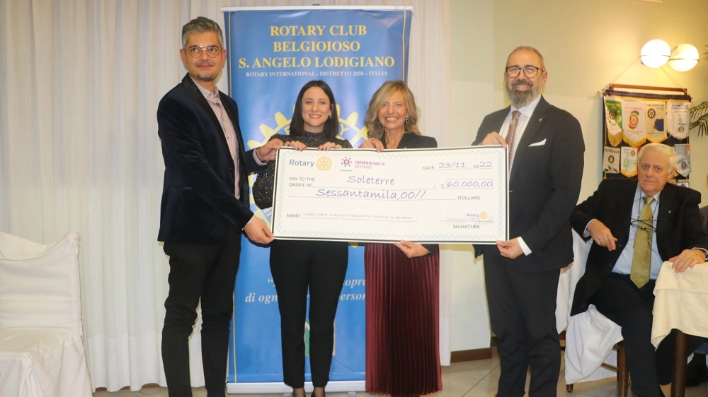 ll momento della consegna di un contributo a Soleterre da parte del Rotary ll momento della consegna di un contributo a Soleterre da parte del Rotary