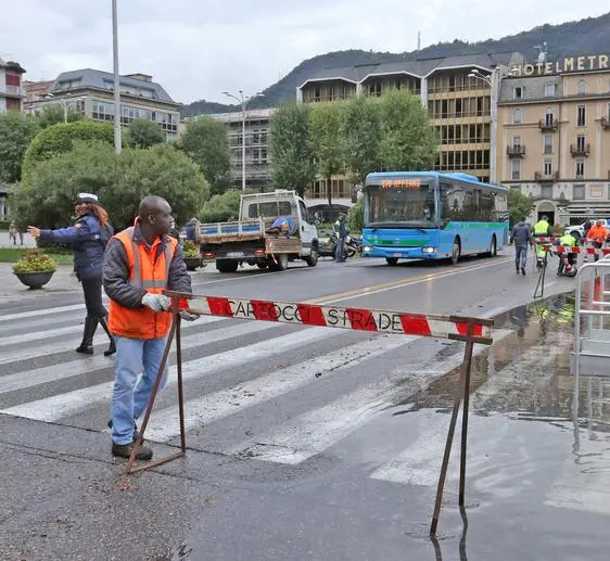 Como, lungolago fuori servizio. Basta un temporale e si allaga. L’acqua arriva dai tombini