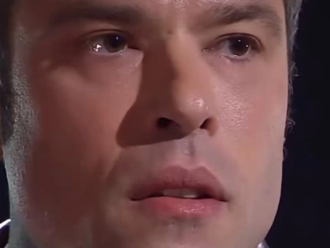 Fedez durante la sua esibizione di 'Bella stronza' a Sanremo 2025 (Frame Instagram)