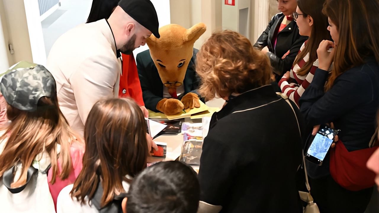 Correva l’anno 2000: con “Il misterioso manoscritto di Nostratopus“ nasceva una stella, Geronimo Stilton. Venticinque anni dopo, il topo giornalista... Correva l’anno 2000: con “Il misterioso manoscritto di Nostratopus“ nasceva una stella, Geronimo Stilton. Venticinque anni dopo, il topo giornalista...