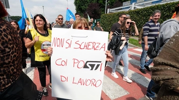 Crisi St, il Consiglio fa quadrato. L’appello: "Salviamo Agrate"