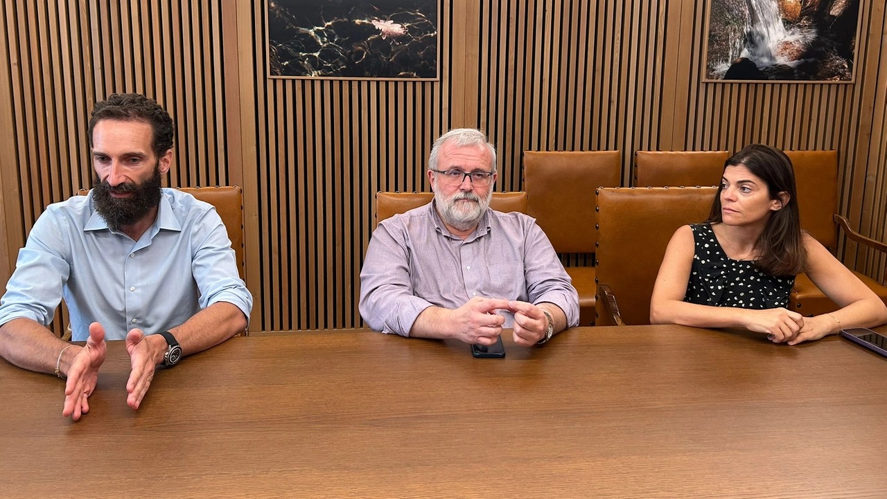Testimonial del progetto educativo è Alex Bellini (primo a sinistra) Partecipano anche il Parco nazionale dello Stelvio, Coldiretti e Consorzio vini
