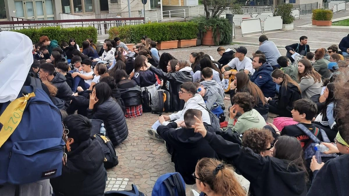 Ragazzi e ragazze di Rho e Pero sotto il Policlinico Gemelli di Roma Ragazzi e ragazze di Rho e Pero sotto il Policlinico Gemelli di Roma