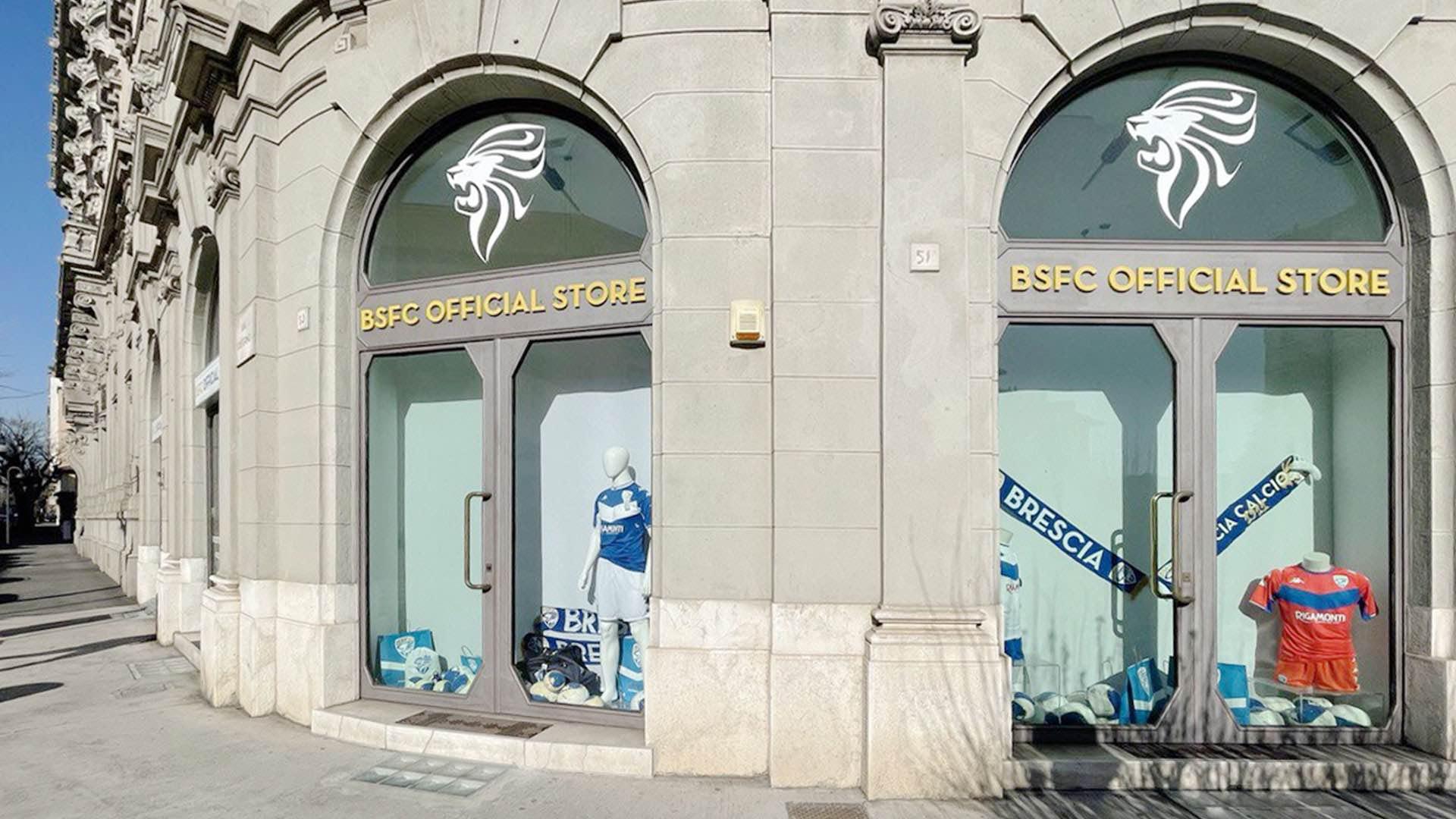 esplosione nella notte in frantumi la vetrina del brescia store a mompiano atto vandalico o furto indagini in corso da Ilgiorno.it esplosione nella notte in frantumi la vetrina del brescia store a mompiano atto vandalico o furto indagini in corso